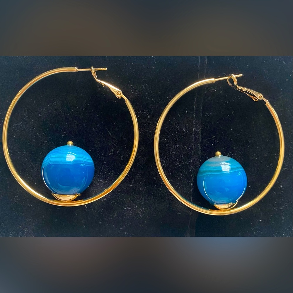 D’ESTREE GOLD TONE HOOP EARRINGS WITH TURQUOISE COLORED ACCENTS